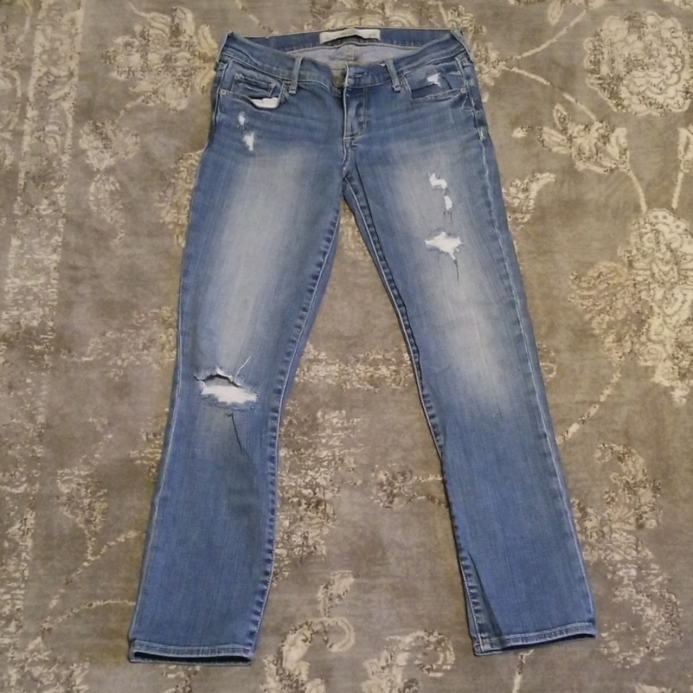 Abercrombie low rise distressed capris size 0
